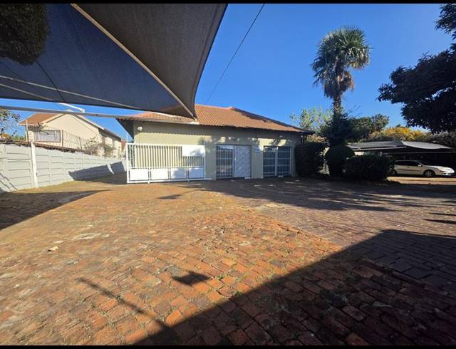 10 BEDROOM HOUSE FOR SALE IN BRACKENHURST